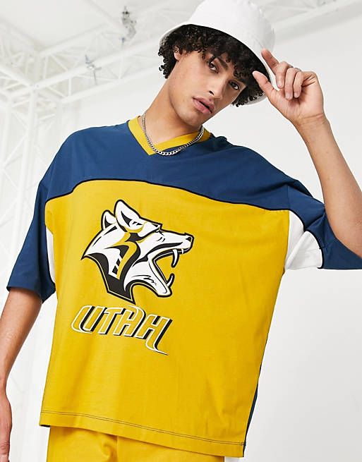 Hombre Other | Camiseta amarilla y azul marino extragrande con diseño color block, cuello de pico y estampado 