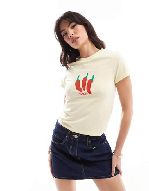 Camiseta amarillo crema con diseño encogido, aplicación de guindillas y estampado de texto 
