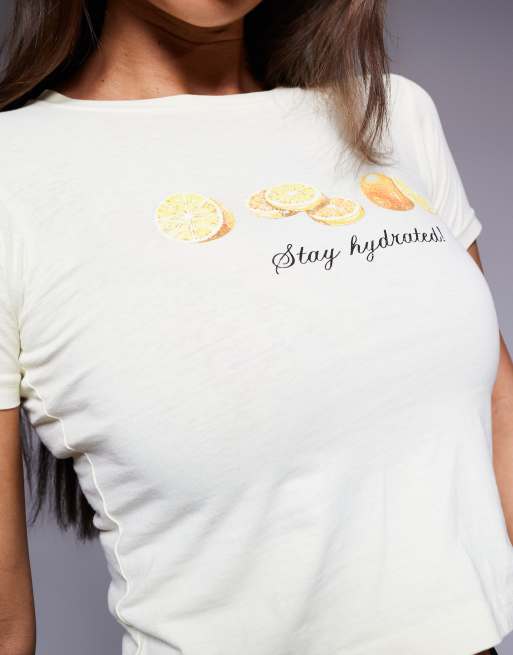 Camiseta amarillo crema con diseño encogido y estampado de texto "Stay Hydrated" de algodón exclusiva de Kaiia, 2 de 4