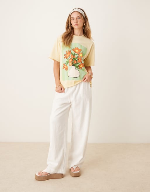 Camiseta amarillo crema extragrande con estampado gráfico floral de jarrón de ASOS DESIGN, 3 de 4