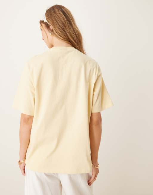 Camiseta amarillo crema extragrande con estampado gráfico floral de jarrón de ASOS DESIGN, 4 de 4