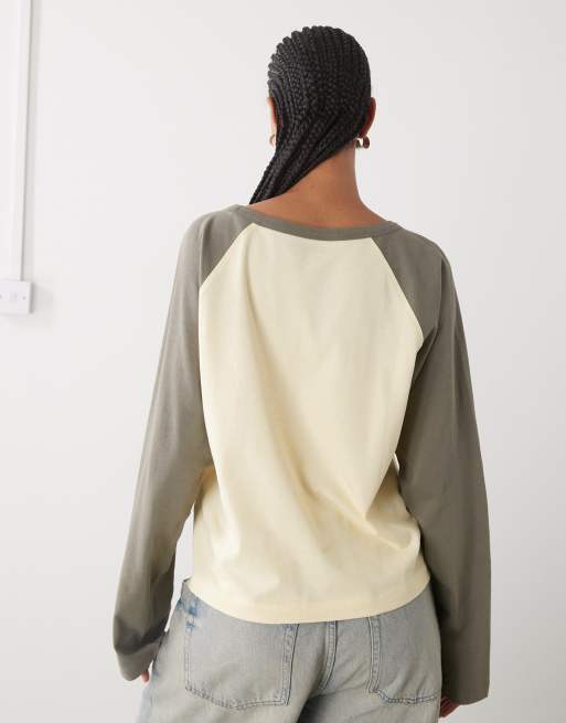 Camiseta amarillo crema y caqui de corte cuadrado y manga larga raglán de COLLUSION, 4 de 4