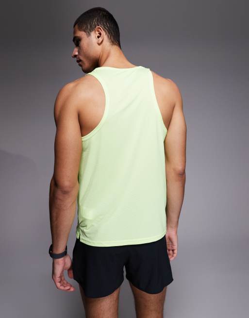 Camiseta amarillo neón básica sin mangas Sport Essentials de New Balance, 3 de 5
