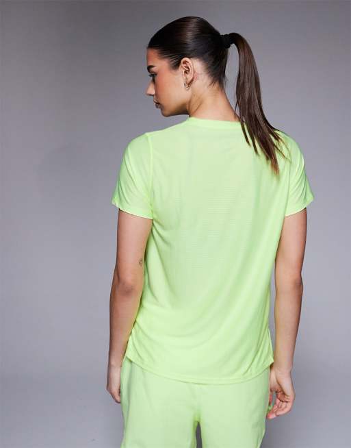 Camiseta amarillo neón Sports Essentials de New Balance, 4 de 4