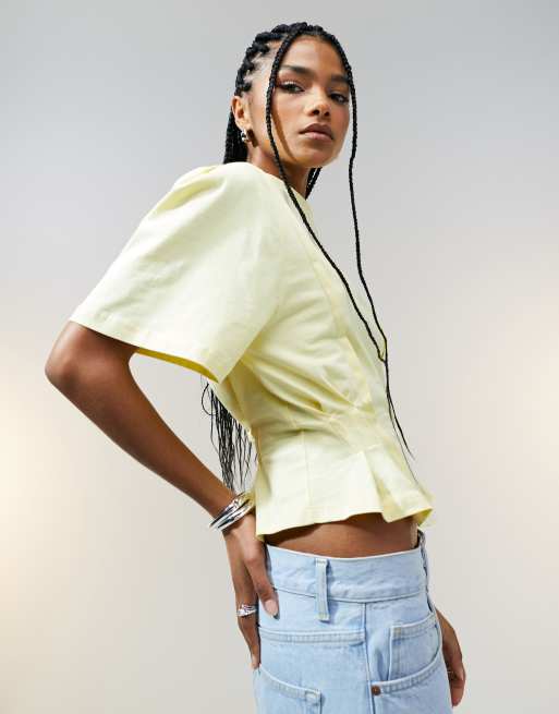 Camiseta amarillo pastel de manga corta con cintura estilo corsé y detalle de costuras de ASOS DESIGN