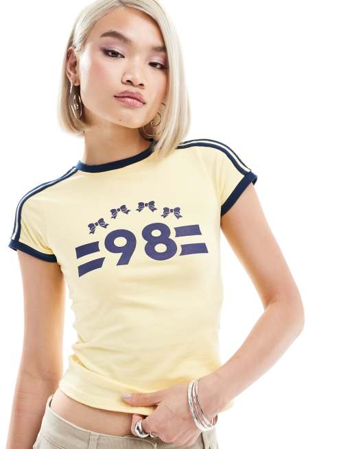 Camiseta amarillo y azul marino con diseño encogido de estilo deportivo Salda de Motel
