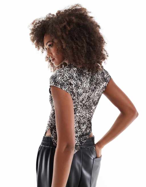 Camiseta asimétrica con diseño encogido y estampado animal de ASOS DESIGN