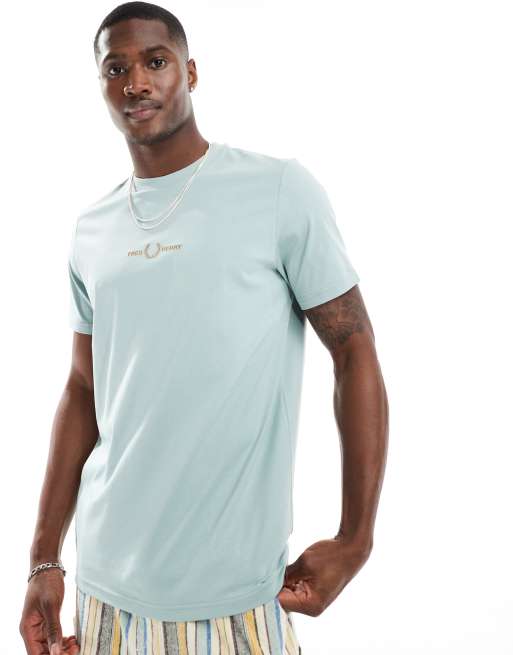 Camiseta azul claro con bordados de Fred Perry