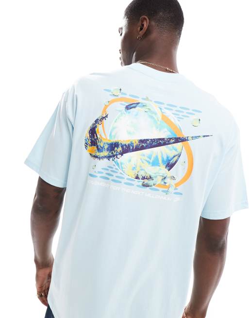 Camiseta azul claro con estampado celestial en la espalda de Nike
