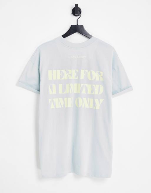 Camiseta azul claro con estampado en la espalda 
