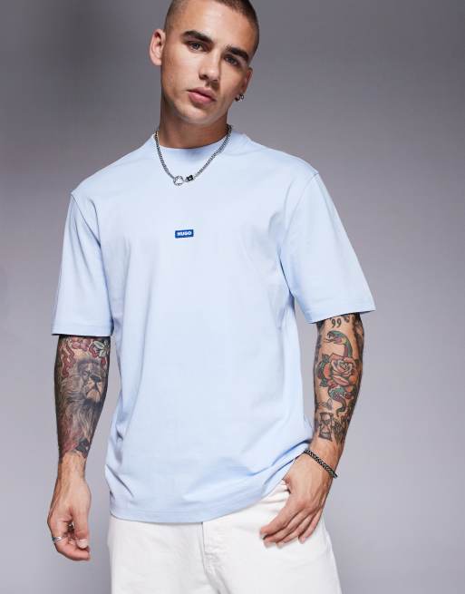 Camiseta azul claro con logo central de HUGO Blue