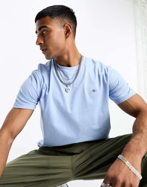 Camiseta azul claro con logo de escudo de GANT