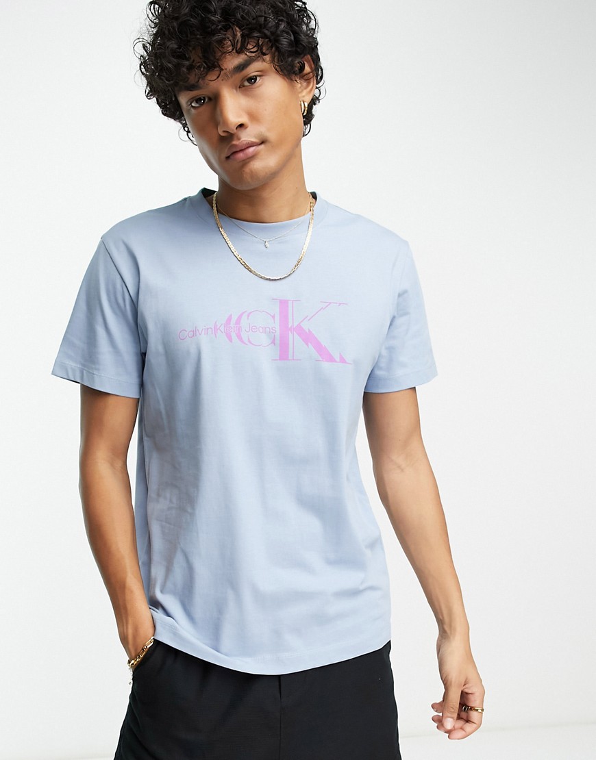 camiseta azul claro con logo de monograma distorsionado de calvin klein jeans