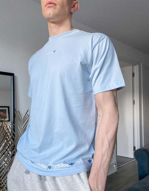 italiano Estricto excepto por Camiseta azul claro con logo repetido en línea de adidas Originals | ASOS