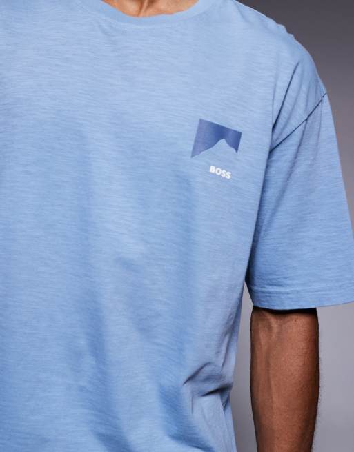 Camiseta azul claro de corte estándar con estampado trasero Polar de Boss Orange, 5 de 5