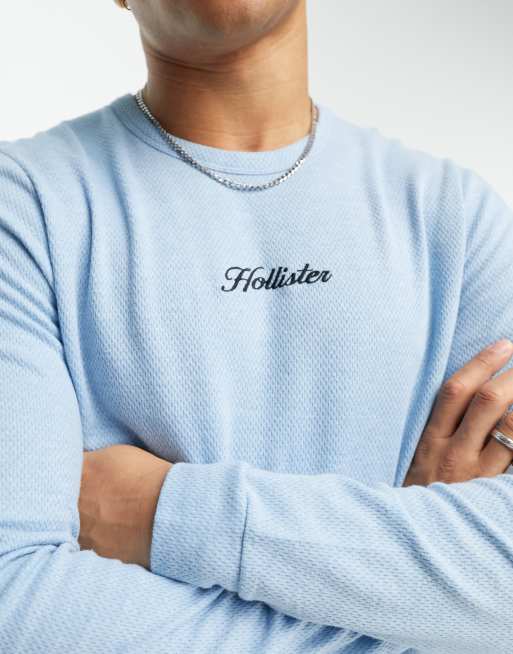Camiseta azul claro de manga larga con logo de texto en el centro de punto de arroz de Hollister ASOS