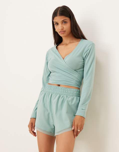 Camiseta azul claro holgada de manga larga con diseño cruzado Dri-FIT de Nike One Training - view 1