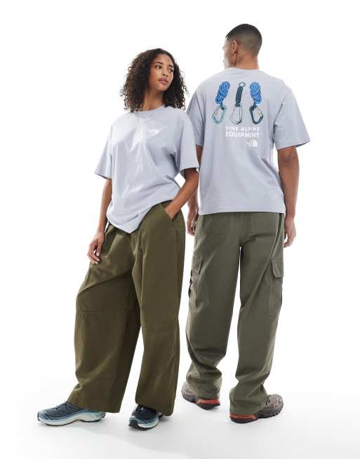 Camiseta azul claro holgada unisex con estampado trasero Explore Gear de The North Face, 3 de 4