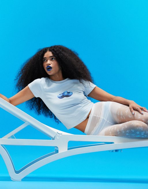 Camiseta azul con diseño encogido y estampado gráfico de arándanos de ASOS DESIGN