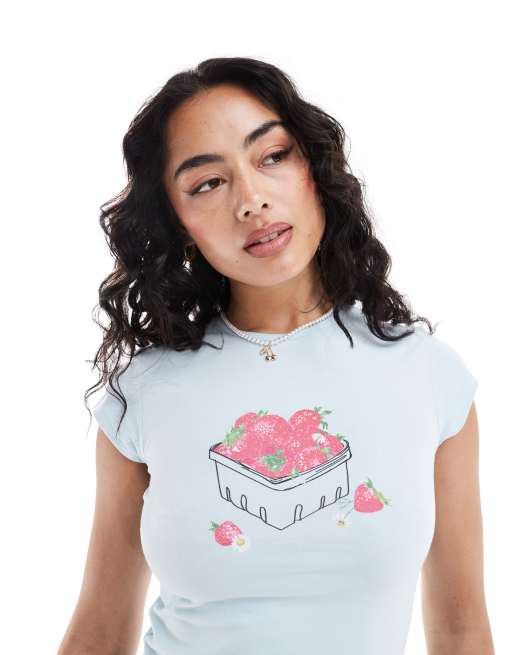 Camiseta azul con diseño encogido y estampado gráfico de fresas de ASOS DESIGN