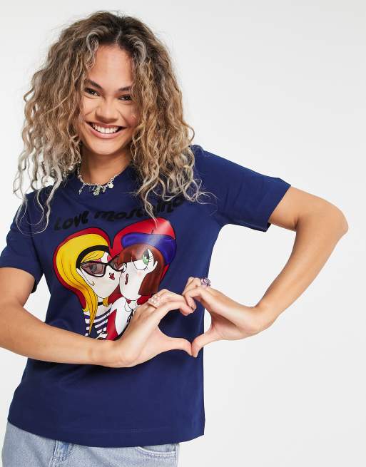 Camiseta azul con estampado de corazón y muñecas de Love Moschino