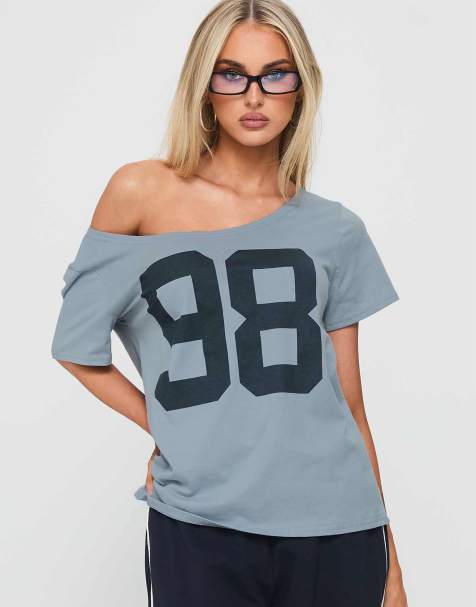 Camiseta azul con estampado gráfico de número de estilo universitario y escote Bardot de Princess Polly - view 1