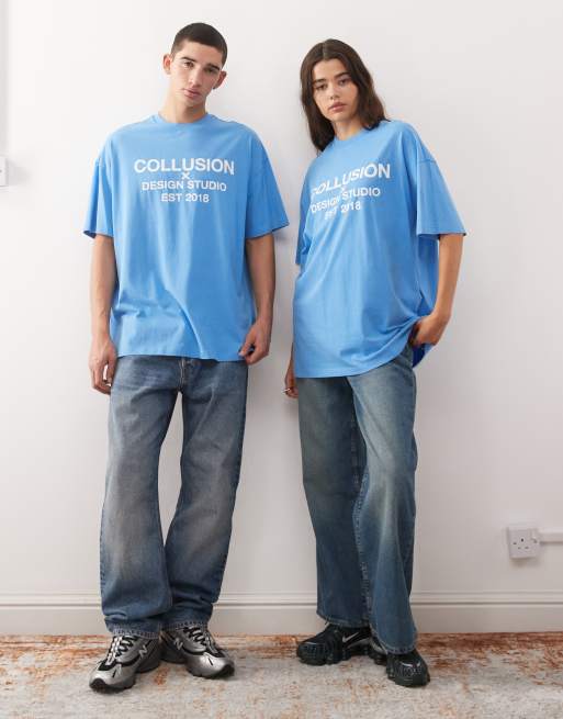 Camiseta azul con logo blanco estampado en la parte central del pecho de COLLUSION Unisex, 2 de 4