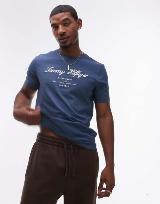 Camiseta azul con logo de texto de Tommy Hilfiger