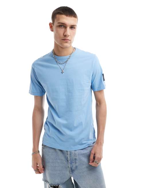 Camiseta azul de corte estándar con detalle de parche de Calvin Klein Jeans