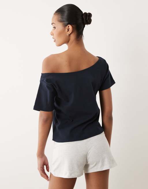 Camiseta azul eclipse total con gráfico deportivo y escote Bardot de Cotton On, 4 de 4