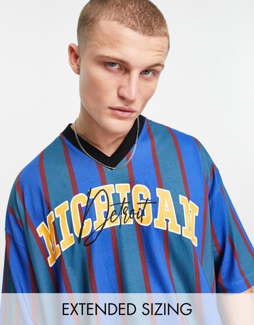 Camiseta azul extragrande a rayas con cuello de pico y estampado estilo universitario en la parte delantera de ASOS DESIGN
