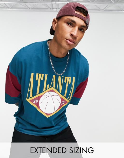 Camiseta azul extragrande con diseño color block y estampado de ciudad 