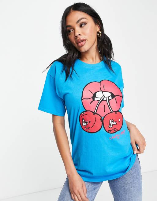 Camiseta azul extragrande con estampado de labios y cerezas de New Love Club