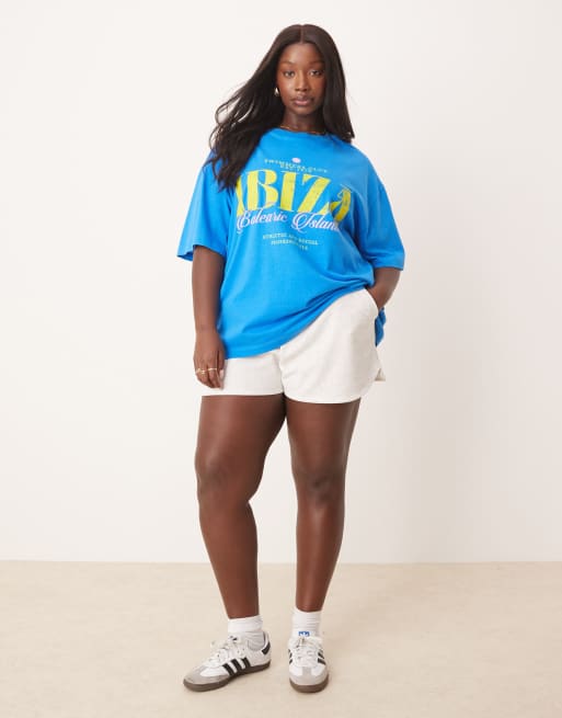 Camiseta azul extragrande con estampado gráfico "Ibiza" de tejido texturizado de ASOS DESIGN Curve, 2 de 4