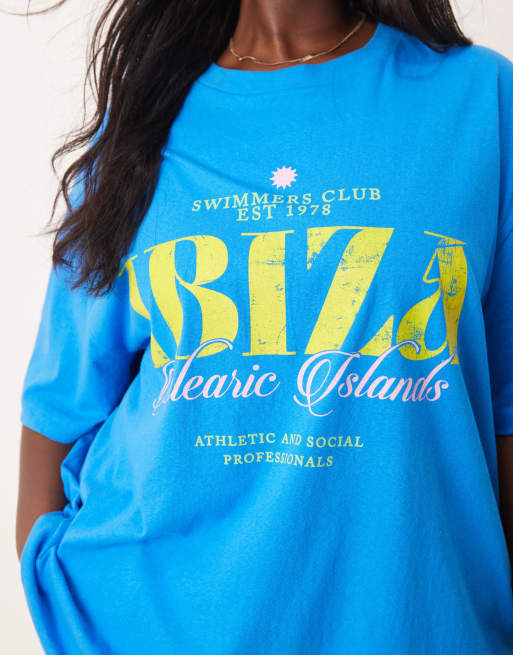 Camiseta azul extragrande con estampado gráfico "Ibiza" de tejido texturizado de ASOS DESIGN Curve, 3 de 4