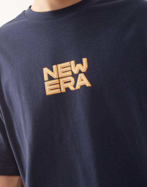Camiseta azul extragrande con estampado gráfico trasero de New Era, 3 de 4