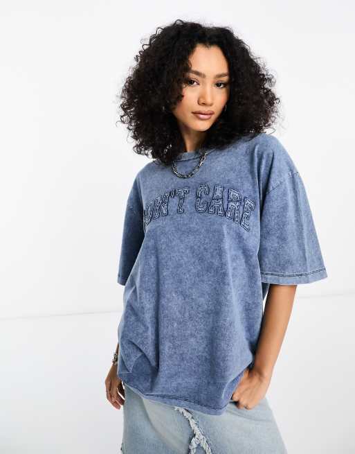Camiseta azul extragrande con lavado vaquero y estampado gráfico 