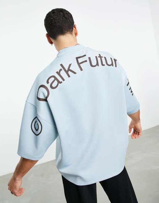 Camiseta azul extragrande con logo grande estampado en los hombros de tejido de buceo de ASOS Dark Future