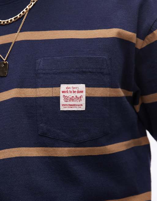 Camiseta azul marino a rayas beis suelta con etiqueta del logo en el bolsillo de la colección cápsula Workwear de Levi's