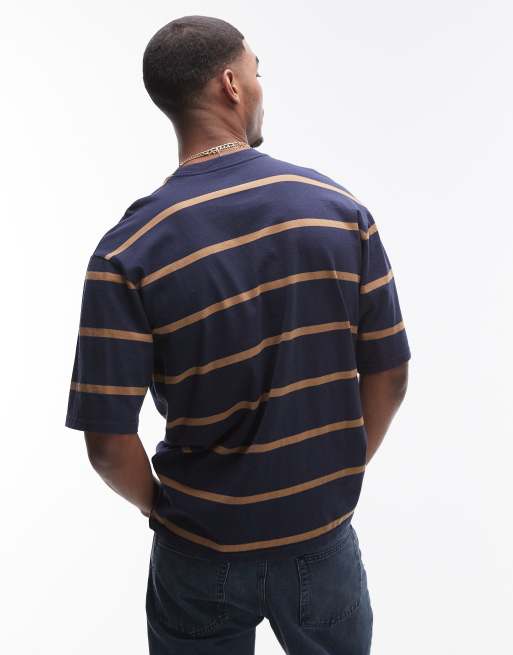Camiseta azul marino a rayas beis suelta con etiqueta del logo en el bolsillo de la colección cápsula Workwear de Levi's