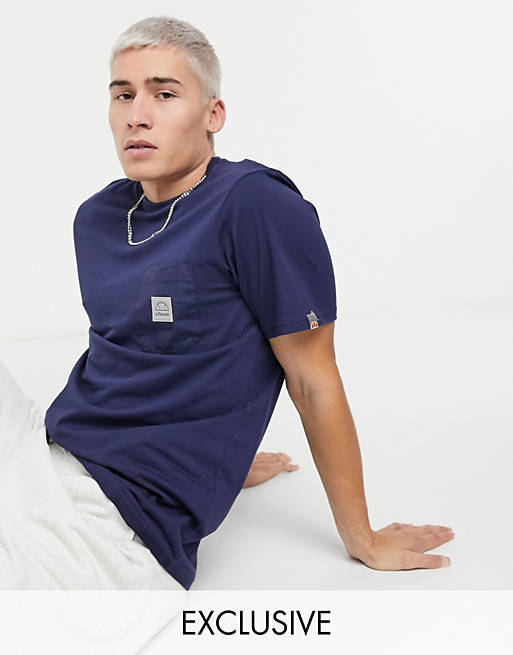 Camiseta azul marino con bolsillo exclusiva en ASOS de ellesse