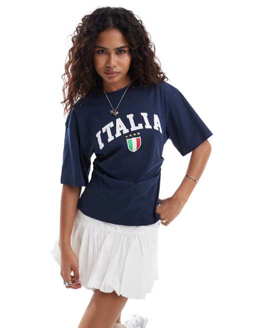 Camiseta azul marino con cintura estilo corsé y estampado gráfico de fútbol 