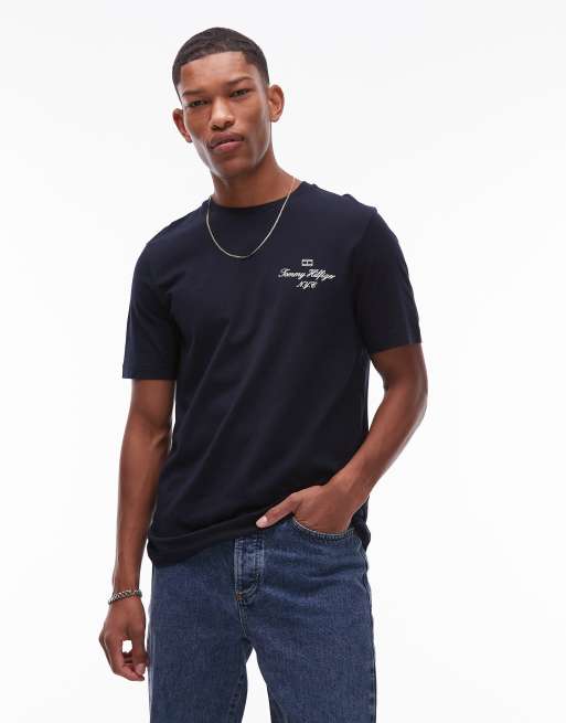 Camiseta azul marino con detalle de texto de Tommy Hilfiger, 3 de 4