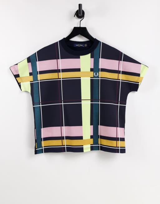Camiseta azul marino con estampado a cuadros en la parte delantera de Fred Perry
