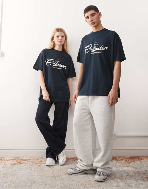 Camiseta azul marino con estampado blanco de COLLUSION Unisex, 4 de 4