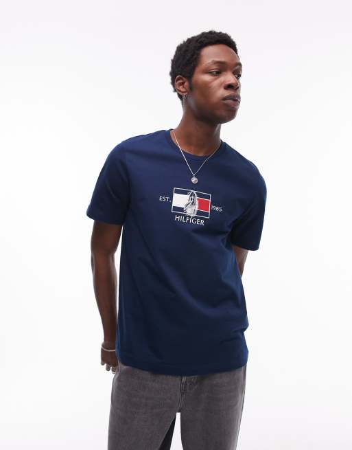 Camiseta azul marino con estampado de bandera en la parte central del pecho de Tommy Hilfiger