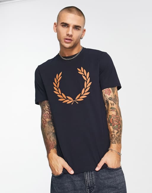 Camiseta azul marino con estampado gráfico de corona de laurel de Fred Perry Laurel Wreath