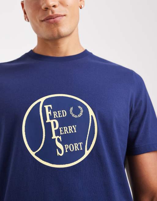 Camiseta azul marino con estampado gráfico de tenis de Fred Perry, 5 de 5