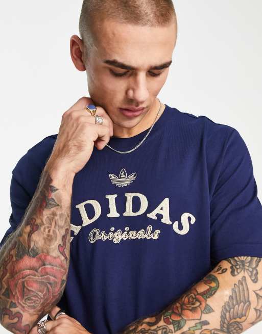 Camiseta azul marino con logo grande de estilo universitario de adidas Originals