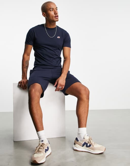 Camiseta azul marino con logo pequeño de New Balance, 4 de 4